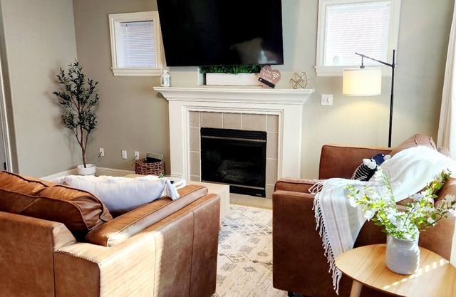 PDX/Gresham Home with King Bed and Dedicated Office Space