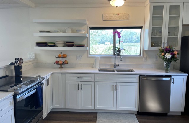 Peace and Tranquility! Vineyard Farmhouse Near Britt, Wineries, Shakespeare