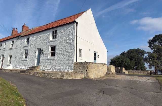 PEACE COTTAGE, pet friendly, character holiday cottage in Gainford