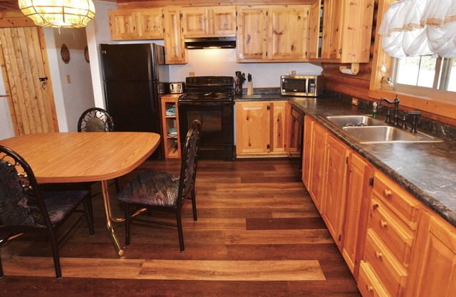Peace Tree Place - Beautiful Log Home - Serene - Ample parking - WiFi - Fire pit