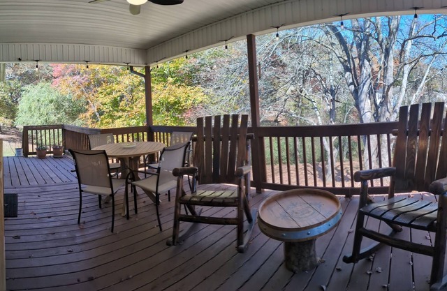 Peaceful 2/2 cabin, with 4 person Spa, Large covered porch, fire pit and more.