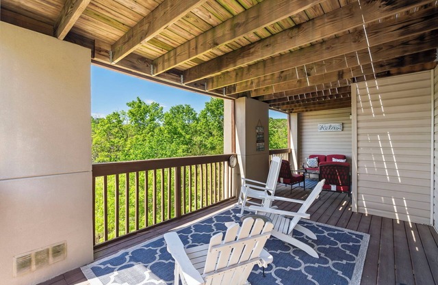 Peaceful 2 bed 2bath condo with AMAZING deck next to Silver Dollar City!