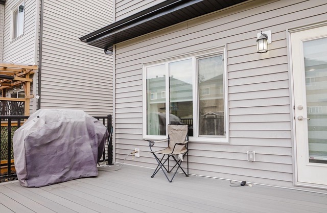 Peaceful 3-bedroom house with WiFi in South Edmonton- 15 minutes to the airport