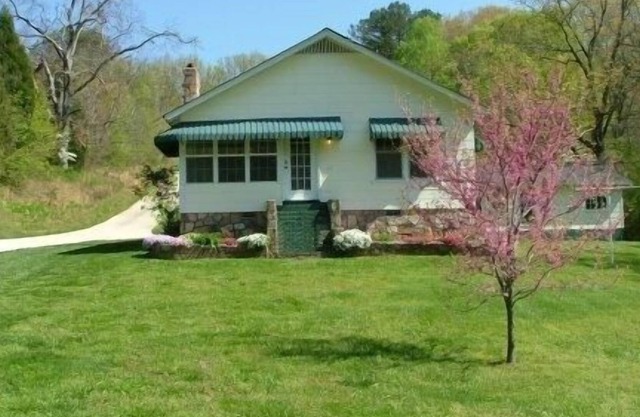 Peaceful and Convenient, go from country road to downtown in just minutes!