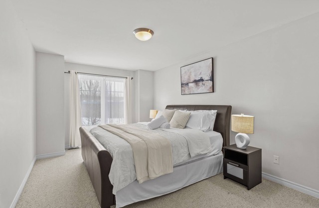 Peaceful and Spacious townhome with King Bed - 15 min from downtown Ottawa