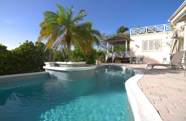 Peaceful apt - pool & gazebo & sea views 5 mins to beach !