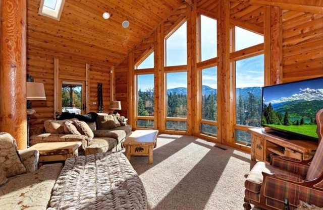 Peaceful Cabin Home with Breathtaking View!