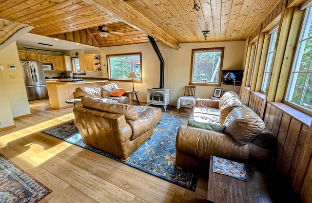 Peaceful cabin in Girdwood, fireplace, wood stove & mountain views