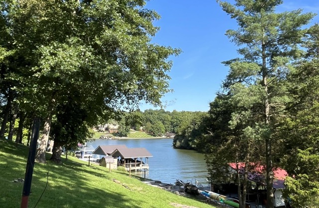 Peaceful Cabin in Cove on Williamstown Lake 7 miles from Ark Encounter