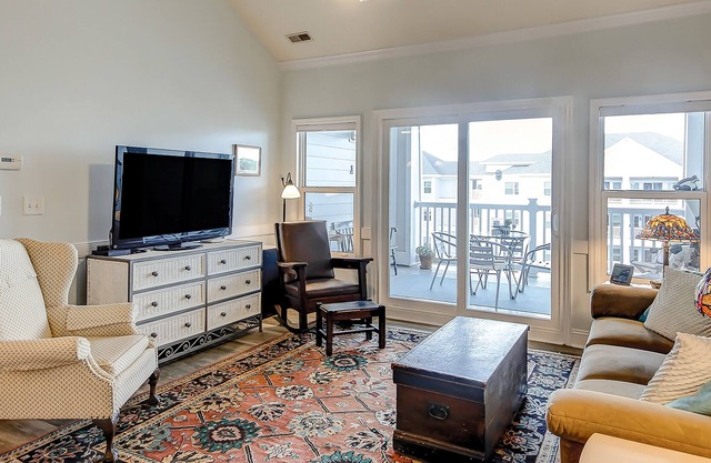 Peaceful condo with pool, W/D, balcony, TV, deck, & kitchen - close to beach