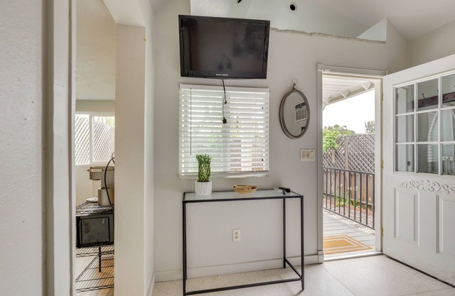 Peaceful Cottage ~ 3 Mi to Old Town & Wineries!