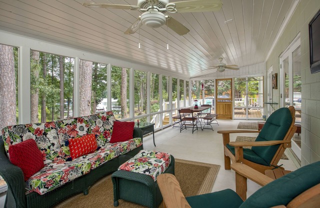 Peaceful cottage with hiking trails,wildlife,gourmet kitchen.Monthly rental only