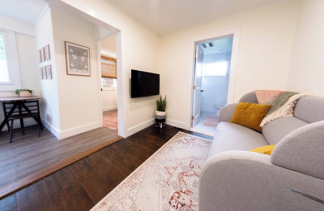 Peaceful Couples Retreat, 2 minutes from the Biltmore