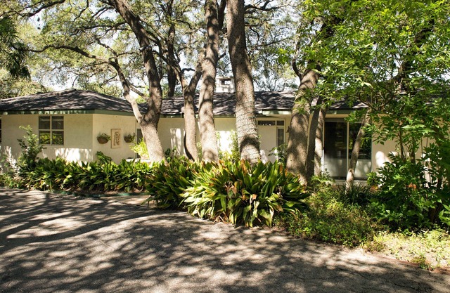 Peaceful Garden House on 5-Acre Nature Estate in The Heart of San Antonio