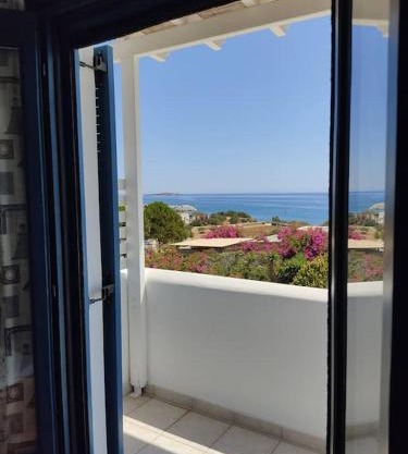 Peaceful getaway for 2 - amazing sea view/sunbeds!