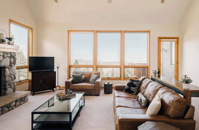 Peaceful Getaway with Hot Tub - Views - Evergreen