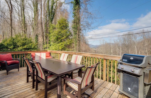 Peaceful Hendersonville Cabin - Hot Tub & Fire Pit