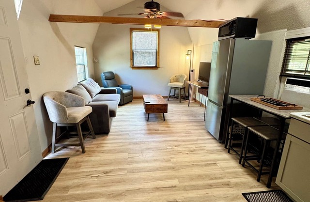 Peaceful Hill Country Cabin - Farm Fresh Eggs + Donkeys : Near Hamilton Pool