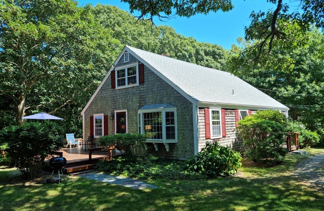 Peaceful House on Menemsha Hill - 2 min from beach!