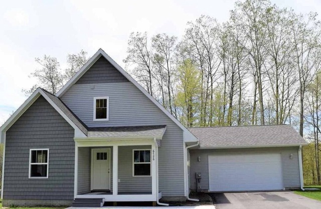 Peaceful Lake Ann Home