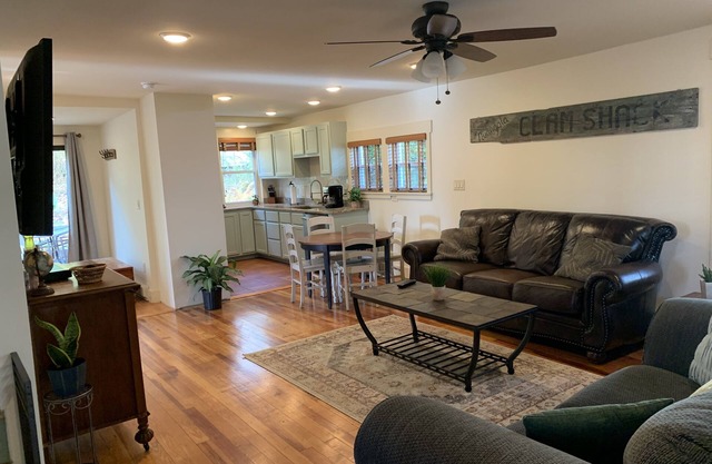 Peaceful Lakeview Cottage near Ski Resorts