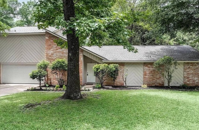 Peaceful Lakeview Retreat w/Private Backyard – Mins from The Woodlands!