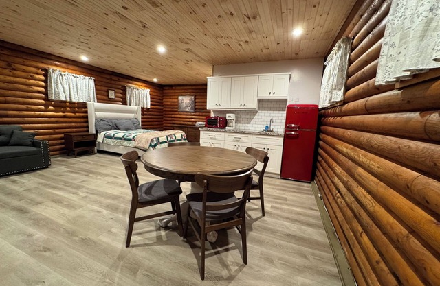 Peaceful log cabin on a back gravel road with private deck and amenities of home