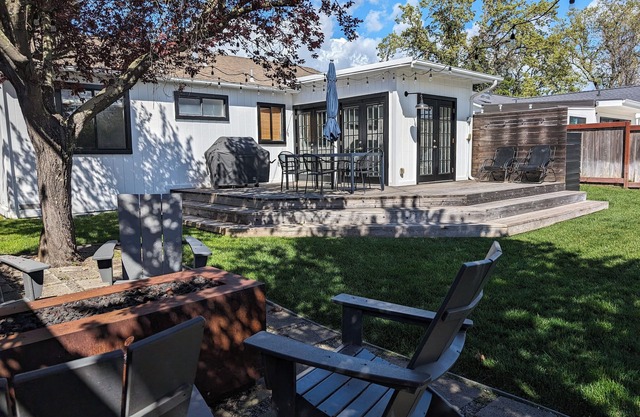 Peaceful, modern Sonoma oasis - outdoor dining, garden, pool - close to Plaza