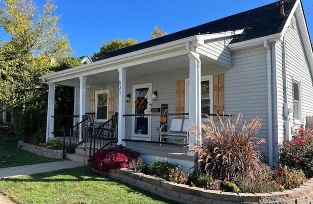 Peaceful neighborhood with AMAZING beds, fire pit, 10mins to Kentucky Horse Park