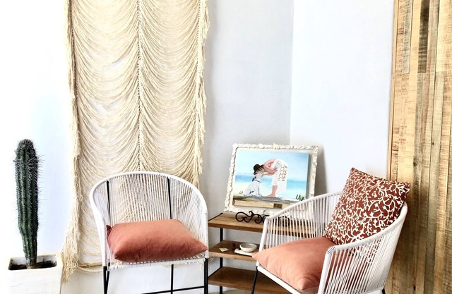 Peaceful, Relaxed Beach Getaway, 2BD | Rooftop Patio + Large Courtyard | VIEWS!