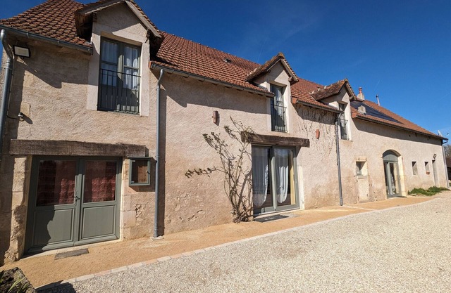 Peaceful Renovated Farmhouse: 6 Bedrooms, Private Terrace, in Berry Heart, Near Le Blanc