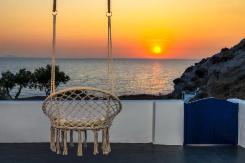 Peaceful Seafront Retreat in Santorini -Sonus Mare Beach Houses