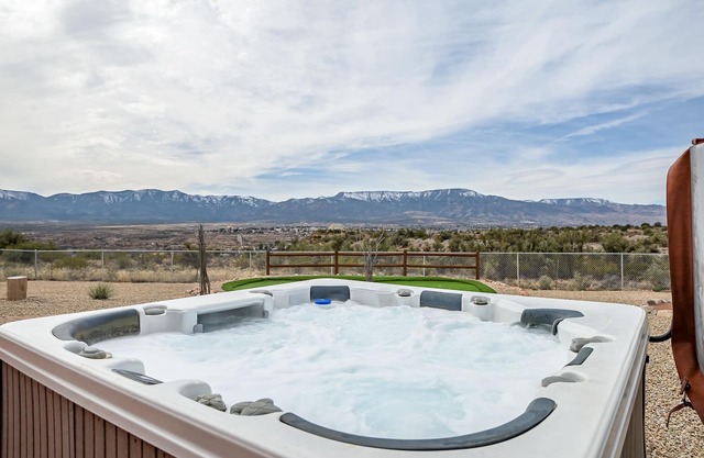 Peaceful Setting, Views, Spacious, Putting Green, Hot Tub, Near Hiking + Pet Friendly!