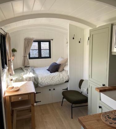 Peaceful Shepherd’s Hut in beautiful countryside.