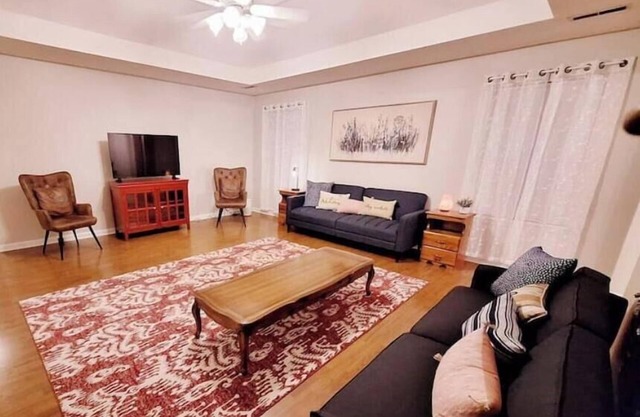 Peaceful, Spacious Living Room, Near Downtown Louisville