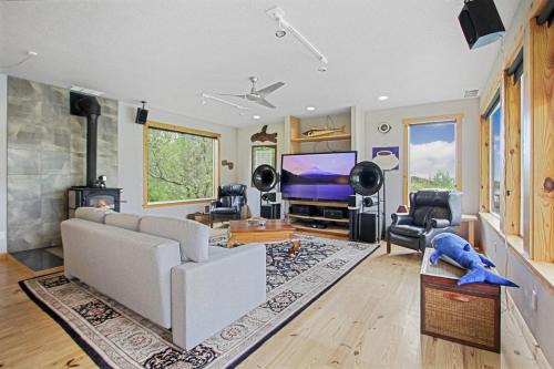 Peaceful Waterfront Escape In Skamokawa