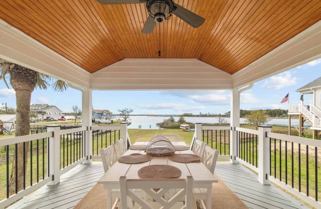 Peaceful Waterfront Retreat. Beach minutes away. Gorgeous views