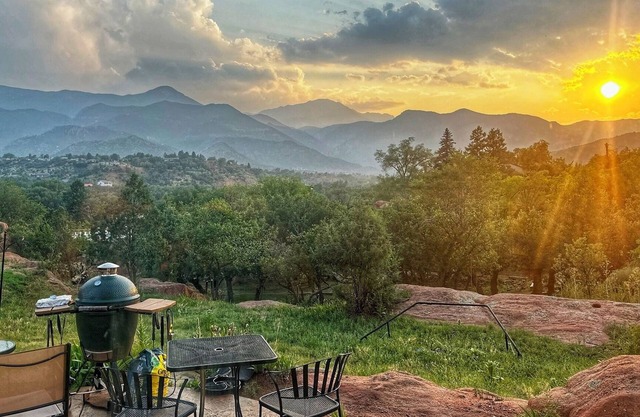 Peak View Guesthouse - Stunning Views and a short walk into Garden of the Gods!