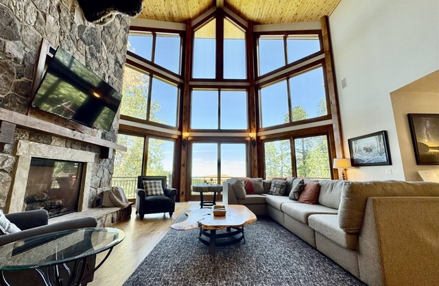 Peak1- 6000 sq ft Ski-in/Ski-Out, 5BR, 5.5Baths, Sleeps 22