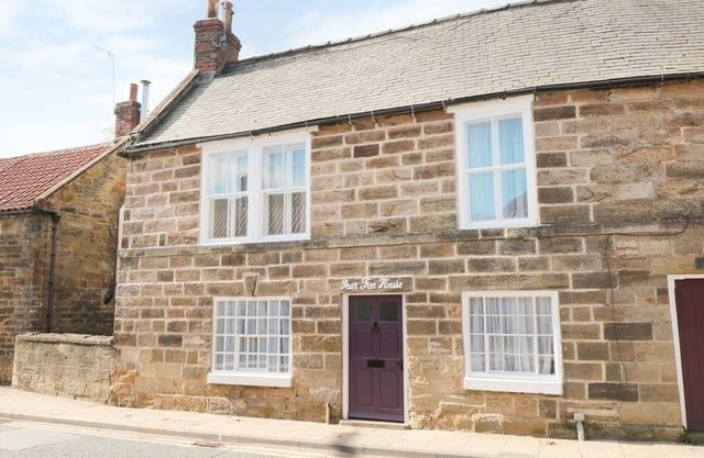 PEAR TREE HOUSE, pet friendly, character holiday cottage in Ruswarp