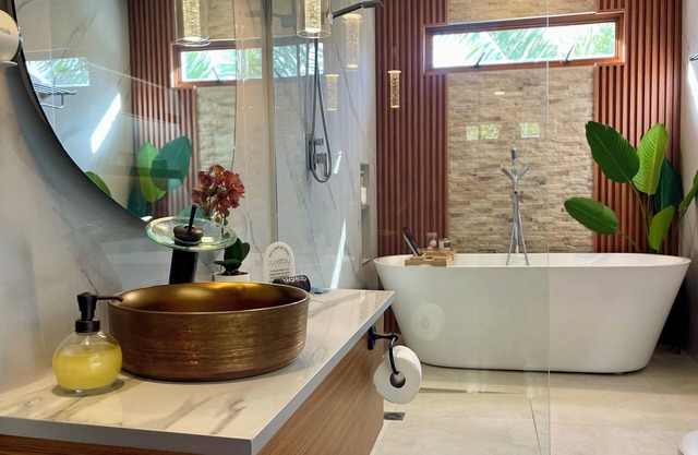 Pearl- Modern Luxurious 3 bedroom condo with tub