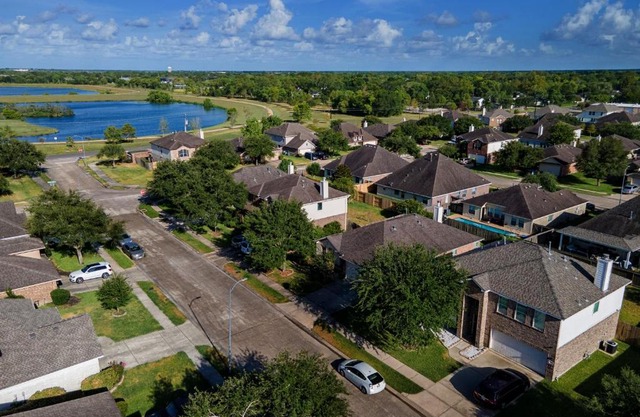 Pearland Home Texas with walking distance to the trail