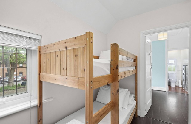 Pebble Corner with Free Parking | By My Getaways
