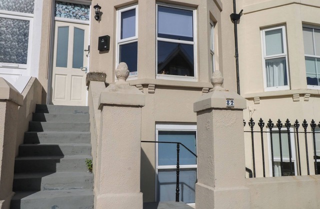 PEBBLES, family friendly, character holiday cottage in Eastbourne