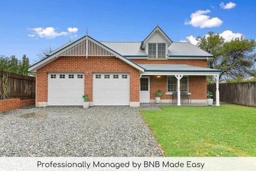 Peel St - Walk to CBD, Large Family Home