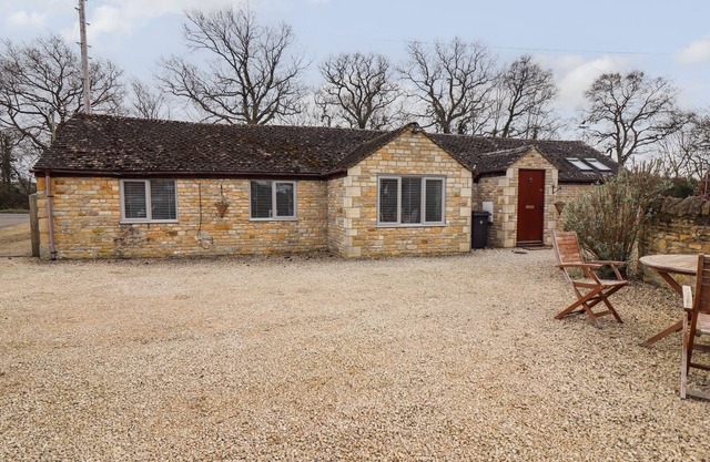 PEEWIT BARN, family friendly, with a garden in Moreton-In-Marsh