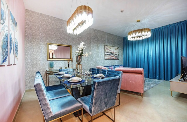 Pelican Stay – Full Marina and Pool View