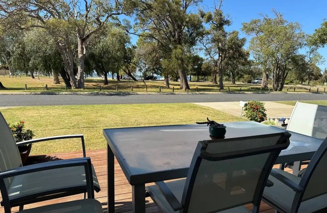 Pelicans' Retreat Falcon - Family sized home and dog friendly.