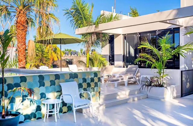 Pelikanos on 10 Avenue Downtown -Red Parrot-