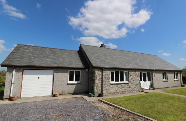PEN Y CAE, pet friendly, with a garden in Llansannan
